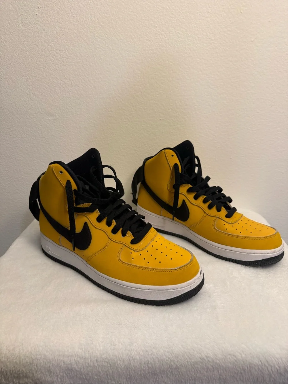 Nike Men’s High-Top Sneakers in Yellow and Black